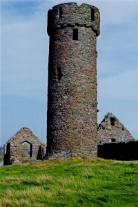 3.4 Peel_Castle_interior_-_Round_tower_and_stone_buildings_(geograph_1699338)